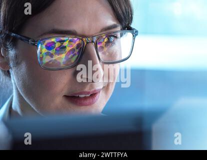 Weibliche STAMMWISSENSCHAFTLERIN mit künstlicher Intelligenz, um ein molekulares Modell einer chemischen Verbindung auf einem Computerbildschirm zu entwerfen. Stockfoto