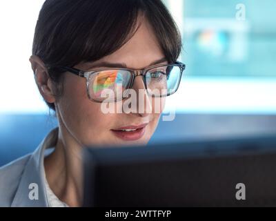 Professionelle Frauen entwerfen ein Tortendiagramm auf einem Computer, um Unternehmensstatistiken zu veranschaulichen. Stockfoto