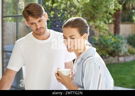 Ein Paar genießt einen sonnigen Morgen bei einer Tasse Kaffee Stockfoto