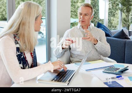 Zwei Profis diskutieren über einen Laptop Stockfoto