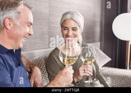 Zwei Erwachsene genießen einen Toast mit Weingläsern. Stockfoto