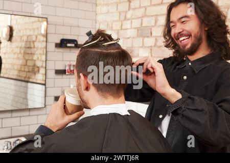 Friseur schneidet Haare in einem Salon Stockfoto