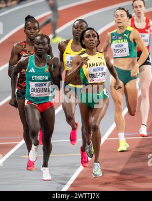 Tsige Duguma aus Äthiopien und Natoya Goule-Toppin aus Jamaika traten bei den 800-m-Läufen der Frauen bei den Leichtathletik-Hallenweltmeisterschaften in Emirates an Stockfoto