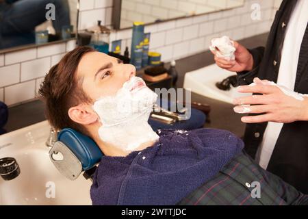 Mann, der sich in einem Friseur rasiert Stockfoto