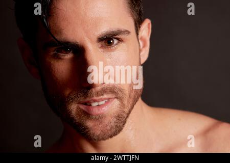 Mann mit nassem Haar und intensivem Blick Stockfoto