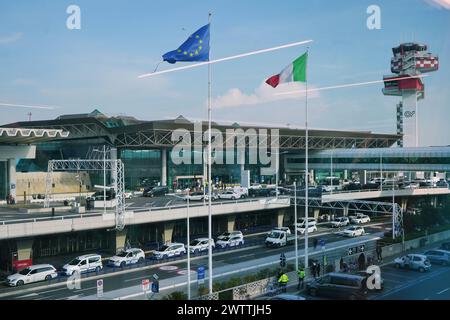 Rom, Italien - 20. Februar 2024: Außenansicht und Parkplatz am Flughafen Fiumicino, Flughafen Leonardo da Vinci-Fiumicino, Aeroporto di Roma, Fiumicino Leon Stockfoto