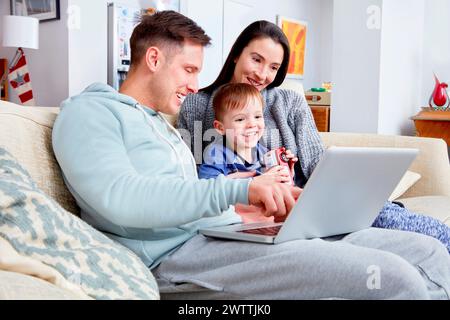 Familie genießt Zeit mit einem Laptop Stockfoto