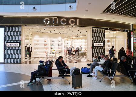 ROM, ITALIEN, 20. Februar 2024: GUCCI Duty-Free-Shop am internationalen Flughafen Fiumicino Stockfoto