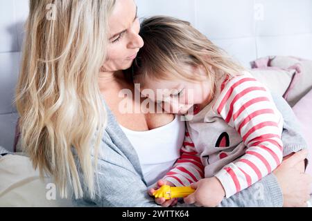Mutter tröstet ihr weinendes Kind Stockfoto