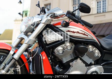 Warschau, Polen - 6. August 2023: Ein Harley Davidson Motorrad parkt auf einem Parkplatz, Seitenansicht. Nahaufnahme Stockfoto