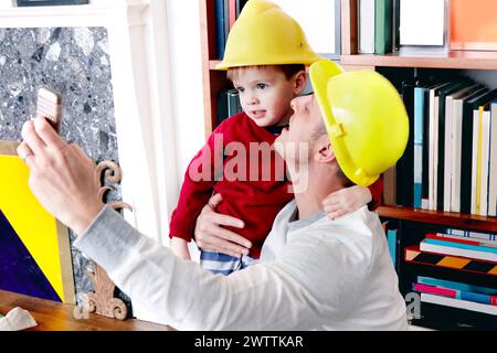 Erwachsene und Kinder tragen Schutzhelme und machen ein Selfie. Stockfoto