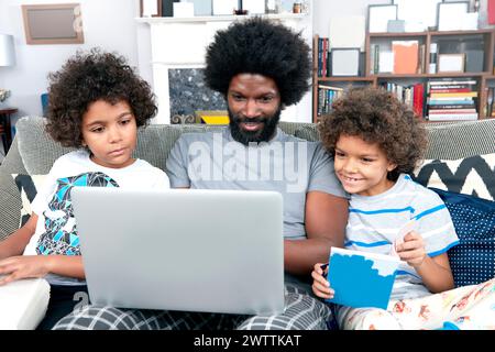 Familie genießt Zeit mit einem Laptop Stockfoto