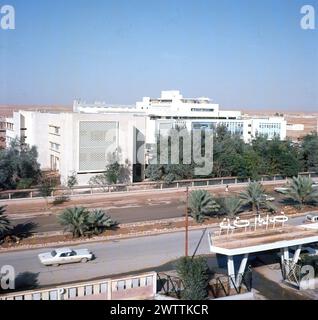 1960er Jahre, historische Außenansicht des Innenministeriums in Riad, Saudi-Arabien. Das ministerium wurde 1926 von König Abdulaziz als Regierungsdezernat gegründet, um die nationale Sicherheit in einer Zeit politischer Unruhen und Stammeskonflikte zu überwachen, mit dem Ziel, Sicherheit und Stabilität für seine Bürger zu erreichen. 1953 verlegte König Saud alle Regierungsabteilungen von Mekka nach Riad, und es wurden neue ministeriumsgebäude gebaut, zusammen mit einem neuen Vorort, um das Personal zu beherbergen. So wurde die kleine Wüstenstadt in eine moderne Hauptstadt verwandelt. auf einer Skala und mit einer Geschwindigkeit, die bisher nicht zu sehen war. Stockfoto