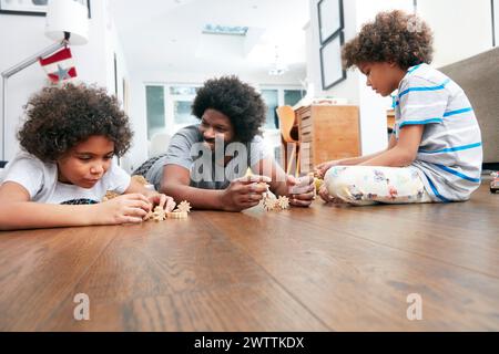 Familie spielt Schach auf dem Boden Stockfoto