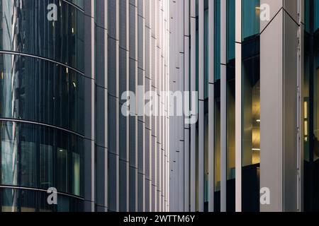 London, Großbritannien - Februar 2024: Zwei Büroblöcke in der 25 Fenchurch Avenue mit vertikalen, blattartigen architektonischen Elementen scheinen einander zu berühren. Stockfoto