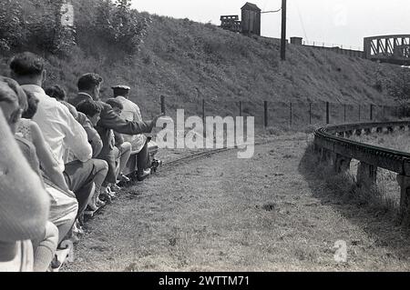 1960er Jahre, historisch, Sommer und draußen bei einer Miniaturbahn, Familien mit einer kleinen Dampfeisenbahn, England, Großbritannien. Stockfoto