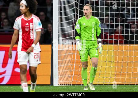 AMSTERDAM - Torhüterin Regina van Eijk ist enttäuscht über das Ergebnis 0-2 beim Viertelfinale der UEFA Champions League zwischen Ajax und Chelsea FC in der Johan Cruijff Arena am 19. März 2024 in Amsterdam. ANP GERRIT VAN KÖLN Stockfoto