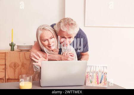 Senior Paar mit einem Laptop zusammen Stockfoto