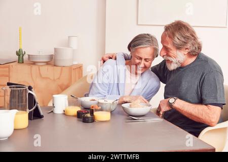 Lächelndes Paar, das zusammen frühstückt Stockfoto