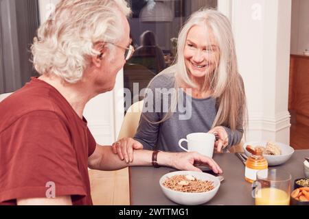 Älteres Ehepaar genießt das gemeinsame Frühstück Stockfoto