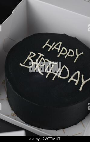 Geburtstagstorte, Schwarzer Bento-Kuchen, Minimalistisches Design, Happy Birthday Message Stockfoto