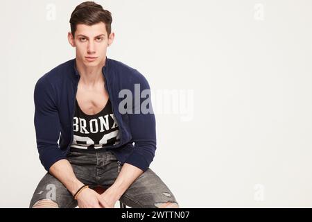 Junger Mann posiert in einem lässigen Outfit. Stockfoto