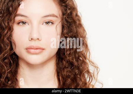 Nahporträt einer Frau mit lockigem Haar Stockfoto