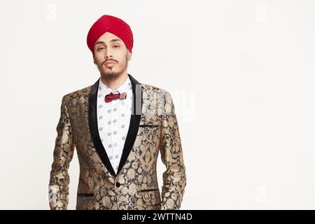 Mann in traditionellem Sikh-Turban und gemustertem Anzug Stockfoto