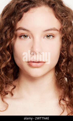 Nahporträt einer jungen Frau mit lockigem Haar. Stockfoto