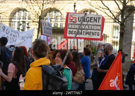 Demonstration des öffentlichen Dienstes im Rahmen eines landesweiten Aufrufs der Gewerkschaften (CFDT, CFE-CGC, CGT, FA, FO, FSU, Solidaires und UNSA) für bessere Löhne am 19. März 2024 in Paris, Frankreich. Lehrer und Mitarbeiter des nationalen Bildungswesens (Kindergärten, Primar-, Mittel- und Oberschulen) nahmen an dem großen Tag des Nationalstreiks im öffentlichen Dienst Teil. Die Gewerkschaften des öffentlichen Dienstes rufen die 5,7 Millionen französischen öffentlichen Angestellten vier Monate vor den Olympischen und Paralympischen Spielen auf, bei denen die Gewerkschaften CGT und FO bereits versprochen haben, Streikbescheide einzureichen. Foto: Pierrick Villette/ABACAP Stockfoto