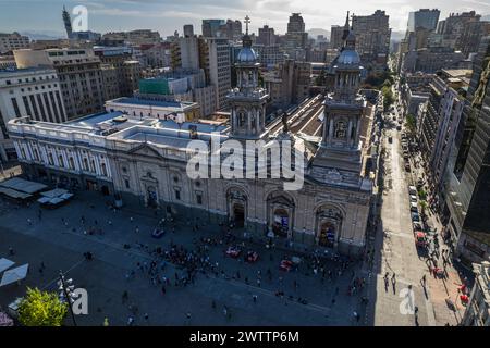 Aus der Vogelperspektive auf die Kirche San Vicente de Ferrer de Los Dominicos in Santiago de Chile und die prächtige Stadt Stockfoto