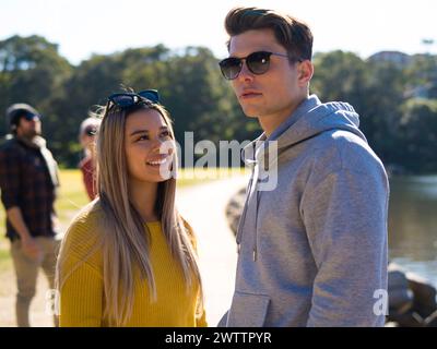 Zwei Personen genießen die Zeit in einem Park Stockfoto