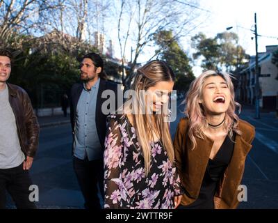 Gruppe von Freunden, die zusammen laufen und lachen Stockfoto