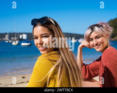 Zwei lächelnde Freunde am Strand Stockfoto