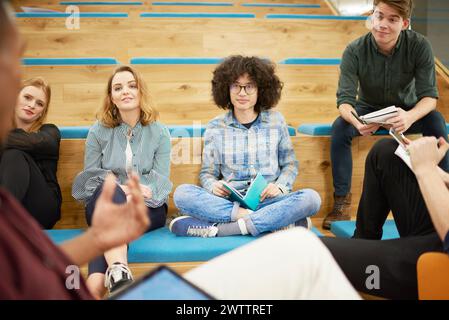Gruppe junger Erwachsener bei einem zwanglosen Treffen Stockfoto