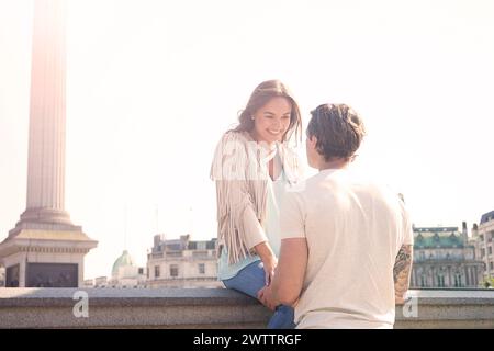 Ein Paar genießt einen sonnigen Tag im Freien Stockfoto