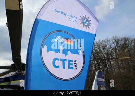 Banner der Anti-Terror-Übung CTE 2024 vor einem neuen Helikopter der bayerischen Polizei vom Typ H145 D3. Länderübergreifende Großübung der Spezialeinheiten Counter Terrorism Exercice CTE 2024. Sulzbach-Rosenberg Bayern Deutschland *** Banner der Anti-Terror-Übung CTE 2024 vor einem neuen H145 D3 Hubschrauber der Bayerischen Polizei zwischenstaatliche Großübung der Sondereinheiten Terrorismusbekämpfung CTE 2024 Sulzbach Rosenberg Bayern Deutschland Stockfoto