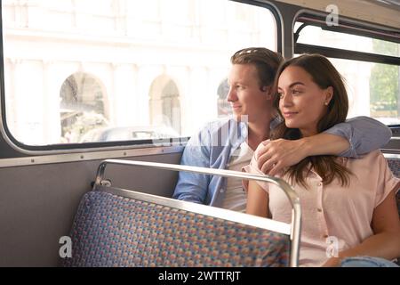 Ein Paar sitzt zusammen in einem Bus Stockfoto