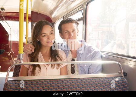 Ein Paar sitzt zusammen in einem Bus Stockfoto