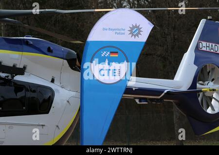 Banner der Anti-Terror-Übung CTE 2024 vor einem neuen Helikopter der bayerischen Polizei vom Typ H145 D3. Länderübergreifende Großübung der Spezialeinheiten Counter Terrorism Exercice CTE 2024. Sulzbach-Rosenberg Bayern Deutschland *** Banner der Anti-Terror-Übung CTE 2024 vor einem neuen H145 D3 Hubschrauber der Bayerischen Polizei zwischenstaatliche Großübung der Sondereinheiten Terrorismusbekämpfung CTE 2024 Sulzbach Rosenberg Bayern Deutschland Stockfoto