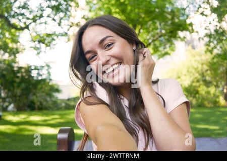 Lächelnde Frau sitzen im freien Stockfoto