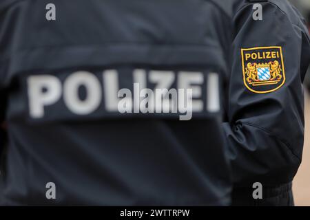 Schriftzug Polizei auf einer Uniform der Polizei Bayern und Abzeichen mit Landeswappen der Polizei Bayern. Länderübergreifende Großübung der Spezialeinheiten Counter Terrorism Exercice CTE 2024. Sulzbach-Rosenberg Bayern Deutschland *** Polizeiaufschrift auf bayerischer Polizeiuniform und Abzeichen mit dem bayerischen Polizeiwappen große zwischenstaatliche Übung der Sondereinheiten Terrorismusbekämpfung Exercice CTE 2024 Sulzbach Rosenberg Bayern Deutschland Stockfoto