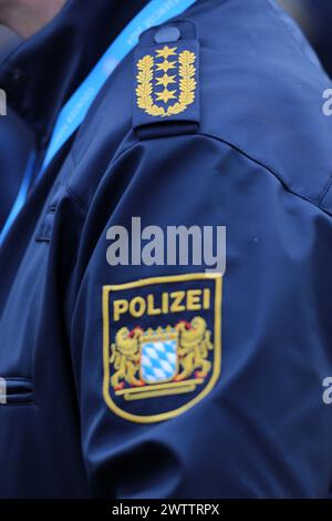 Dienstgradabzeichen Polizeipräsident 4 Sterne und Eichenlaub auf einer Uniform der Polizei Bayern sowie Abzeichen mit Landeswappen der Polizei Bayern. Länderübergreifende Großübung der Spezialeinheiten Counter Terrorism Exercice CTE 2024. Sulzbach-Rosenberg Bayern Deutschland *** Rangausweis Polizeipräsident 4 Sterne und Eichenblätter auf einer Uniform der Bayerischen Polizei sowie Abzeichen mit Wappen der Bayerischen Polizei zwischenstaatliche Großübung der Sondereinheiten Terrorismusbekämpfung Exercice CTE 2024 Sulzbach Rosenberg Bayern Deutschland Stockfoto
