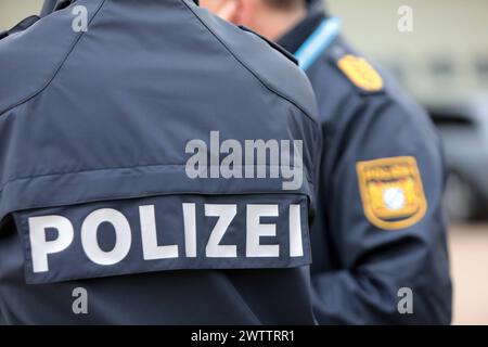 Schriftzug Polizei auf einer Uniform der Polizei Bayern. Länderübergreifende Großübung der Spezialeinheiten Counter Terrorism Exercice CTE 2024. Sulzbach-Rosenberg Bayern Deutschland *** Polizeischrift auf einer Uniform der Bayerischen Polizei Querstaatsübung der Sondereinheiten Terrorismusbekämpfung CTE 2024 Sulzbach Rosenberg Bayern Deutschland Stockfoto