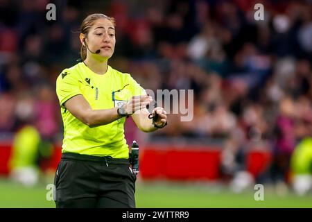 Amsterdam, Niederlande. März 2024. AMSTERDAM, NIEDERLANDE - 19. MÄRZ: Schiedsrichterin Maria Caputi reagiert beim Viertelfinalspiel der UEFA Women's Champions League zwischen AFC Ajax und Chelsea am 19. März 2024 in der Johan Cruijff Arena in Amsterdam. (Foto von Dave Rietbergen/Orange Pictures) Credit: Orange Pics BV/Alamy Live News Stockfoto