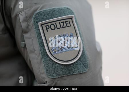 Polizei-Patch der bayerischen Polizei in steingrau-oliv auf der Einsatzjacke eines SEK-Beamten. Länderübergreifende Großübung der Spezialeinheiten Counter Terrorism Exercice CTE 2024. Sulzbach-Rosenberg Bayern Deutschland *** Polizeifleck der bayerischen Polizei in steingrauem Olive auf der Kampfjacke eines SEK-Offiziers grenzüberschreitende Großübung der Sondereinheiten Terrorismusbekämpfung Exercice CTE 2024 Sulzbach Rosenberg Bayern Deutschland Stockfoto