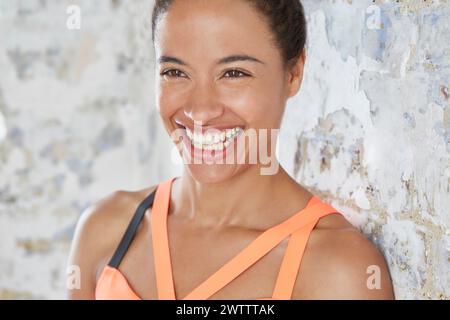 Eine lächelnde Frau in einem Sporttop Stockfoto