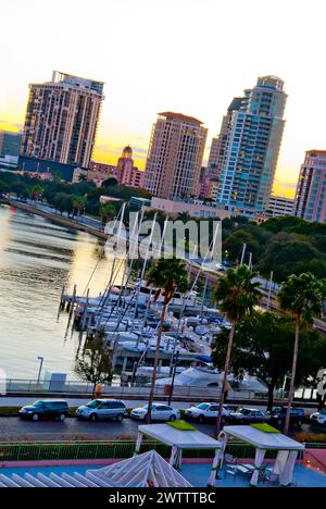 Die Skyline der Stadt überblickt den Yachthafen, am frühen Abend in der Innenstadt von St. Petersburg, Florida – USA Stockfoto