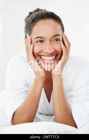 Lächelnde Frau mit Händen im Gesicht Stockfoto