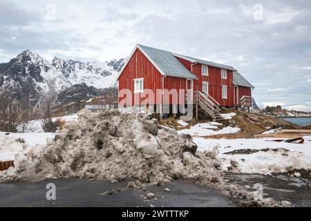 Malerische Aussicht auf klassische rote norwegische Häuser im Fischerdorf Henningsvær auf den Lofoten-Inseln im Norden Norwegens. Stockfoto